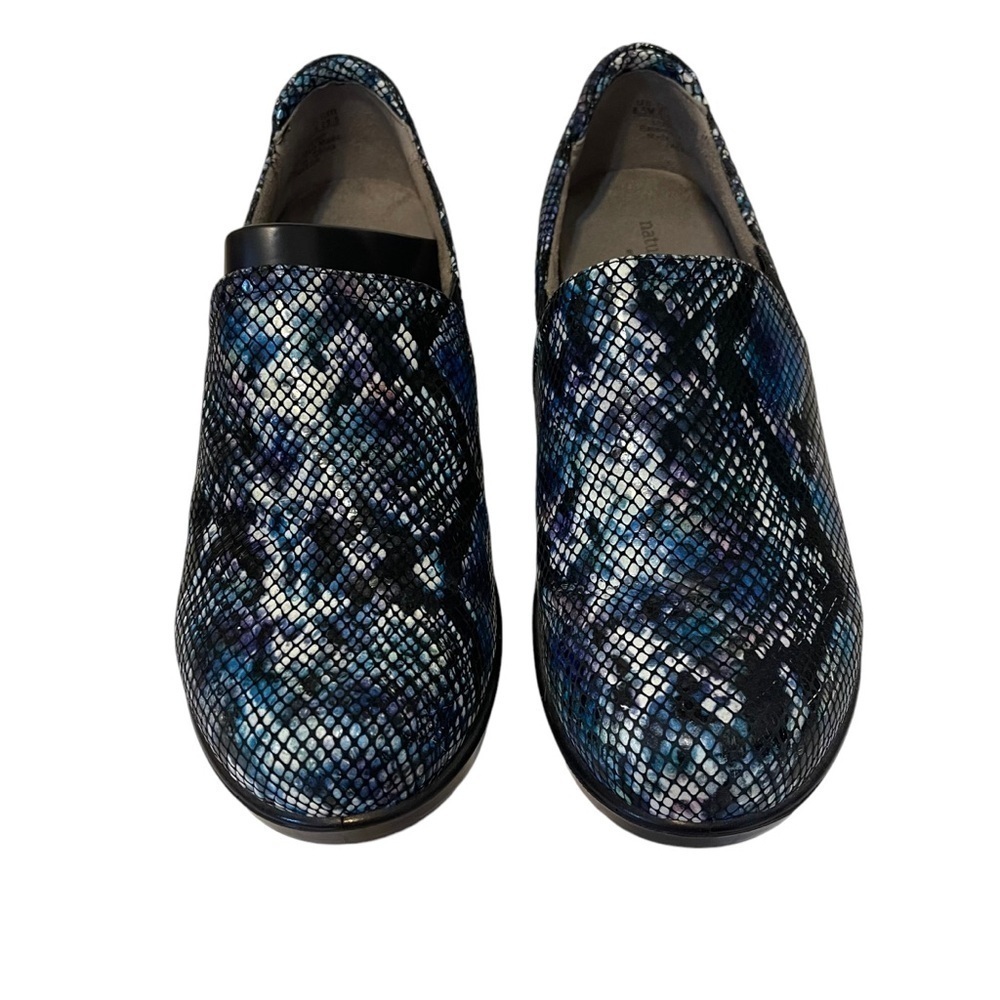 Women’s NATURALIZER @ Work Ortholite Blue Reptile Snake Clogs Slip On Work Shoes - Picture 3 of 8